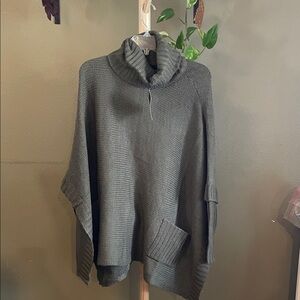 Noir green Turtleneck Poncho sweater
